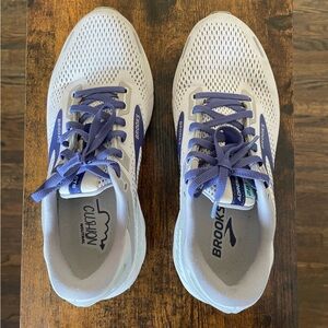 Brooks women’s Adrenaline GTS 22. Size 9.5W. EUC